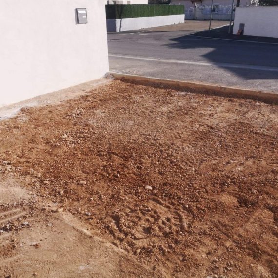 Terrassement et réalisation de dallage en béton balayé