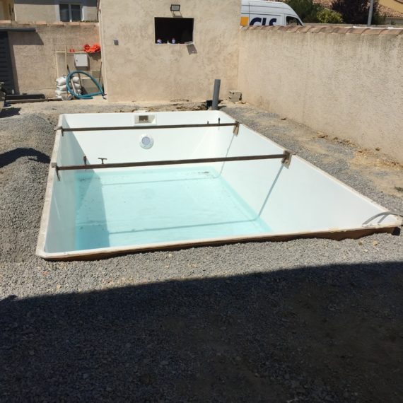 Terrassement et pose de coque de piscine