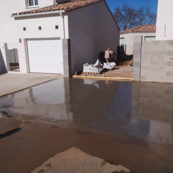 Terrassement et réalisation de dallage en béton balayé