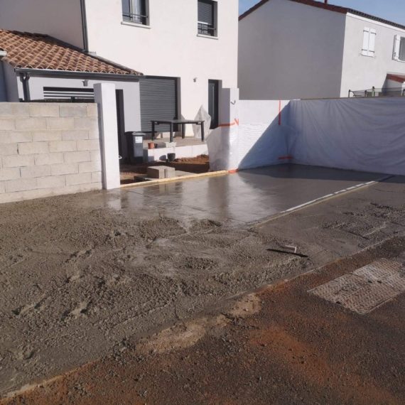 Terrassement et réalisation de dallage en béton balayé