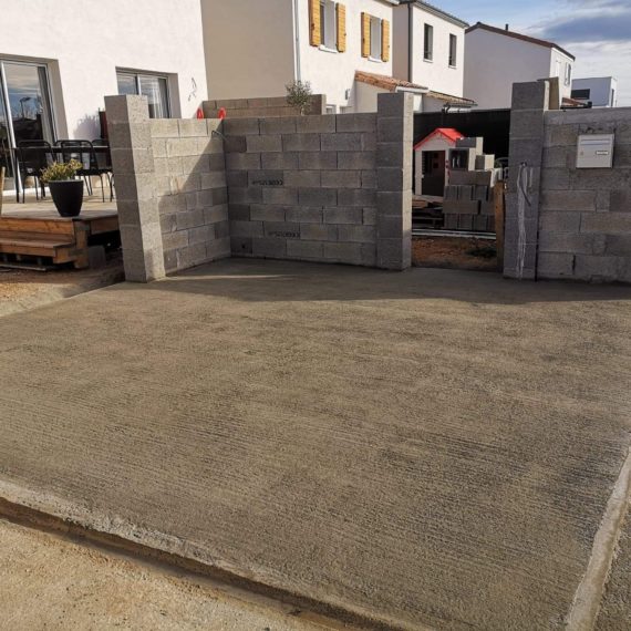 Terrassement et réalisation de dallage en béton balayé