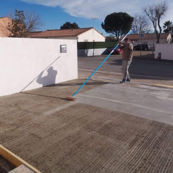 Terrassement et réalisation de dallage en béton balayé