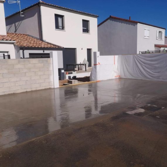 Terrassement et réalisation de dallage en béton balayé